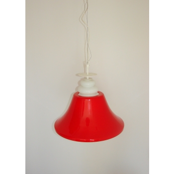 Retro lampa wisząca z czerwonym kloszem i białymi detalami